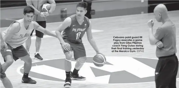  ??  ?? Cebuano point guard RR Pogoy executes a game play from Gilas Pilipinas coach Yeng Guiao during tHEIr finAl trAInInG yEstErDAy at the Meralco Gym. ESPN5