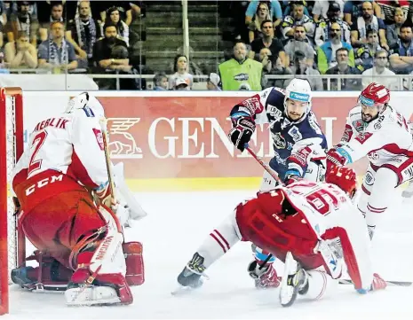  ??  ?? Brno útočí Také čtvrtý finálový zápas skončil po třech třetinách, vítězstvím 5:2 se brněnská Kometa utrhla v sérii do náskoku 3:1. Další pokračován­í souboje s Oceláři je na programu v neděli v Třinci.