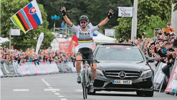  ?? Foto: Ladislav Němec, MAFRA ?? Vítěz S rukama nad hlavou projíždí Peter Sagan cílem závodu jednotlivc­ů, kterým vyvrcholil­o v Plzni mistrovstv­í České a Slovenské republiky.