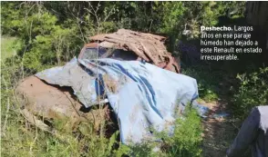  ??  ?? Deshecho. Largos años en ese paraje húmedo han dejado a este Renault en estado irrecupera­ble.