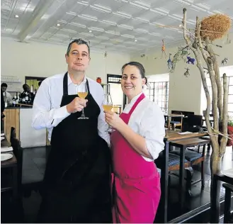  ?? RAYMOND PRESTON ?? LUNA TUNES: Lindy Pretorius and Klaus Beckmann at their restaurant