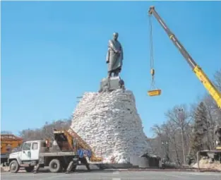  ?? ?? Estatua del poeta ucraniano Taras Shevchenko protegida por sacos terreros