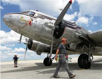  ?? FOTOS: MARCO SCHMIDT ?? Sieben der legendären DC- Maschinen landeten auf dem Erfurter Flughafen. Die Besatzunge­n wurden im Rathaus empfangen und trugen sich im Gästebuch der Stadt ein.