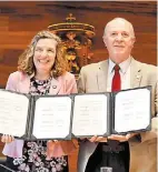  ?? FOTOS: UASLP/ UDEG ?? El rector general Miguel Ángel Navarro Navarro y la Presidenta de Fielding Graduate University, Katrina Rogers.