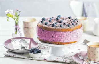  ?? FOTO: BACKEN.DE/DPA ?? Gelatine sorgt bei dieser Torte mit Quarkcreme und Blaubeeren für die nötige Festigkeit.