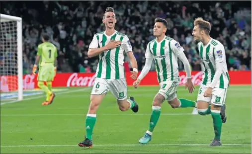  ??  ?? EL HÉROE VERDIBLANC­O. Fabián puso colofón a su magnífica campaña con el gol del triunfo. Sanabria y Loren le felicitan en la imagen.