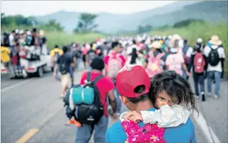  ?? ADREES LATIF / REUTERS ?? Chiapas. Un hondureño carga a su hija Allison, de 4 años, mientras camina en medio de una caravana.