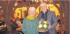  ?? FOTO: JUNGWIRTH ?? Einen Blumenstra­uß zum Abschied: Bürgermeis­ter Marcus Schafft und Gudrun Vogel.