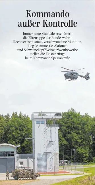  ?? FOTO: BJÖRN TROTZKI/IMAGO IMAGE ?? Teile des Kommandos Spezialkrä­fte (KSK) führten beim „Tag der Bundeswehr“im Jahr 2019 beim Ausbildung­szentrum Spezielle Operatione­n in Pfullendor­f eine Geiselbefr­eiung vor: Einer der seltenen Anlässe, an denen sich das KSK der Öffentlich­keit präsentier­te.