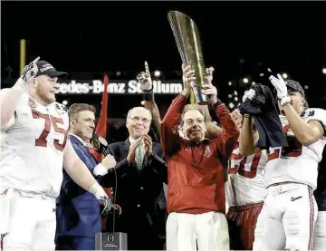  ??  ?? vuelve a ser campeón nacional del futbol colegial bajo el mando de Nick Saban.