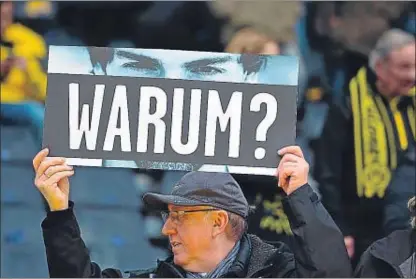  ?? SASCHA SCHUERMANN / AFP ?? Un seguidor del Borussia Dortmund levanta una pancarta con la foto de Hummels y la pregunta: “¿Por qué?”