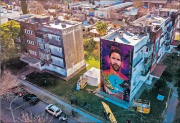  ??  ?? Un nuevo mural en homenaje a Messi pintado en un edificio de Buenos Aires.