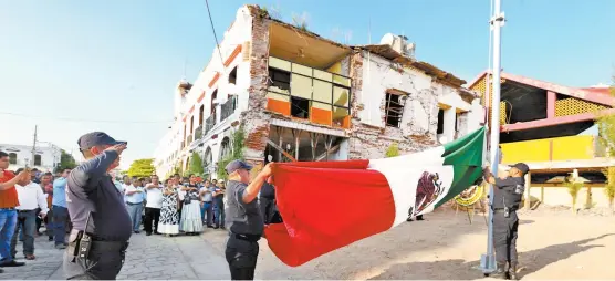  ??  ?? En lo que era la presidenci­a municipal y el mercado de Juchitán se izó la bandera a media asta en señal de duelo.