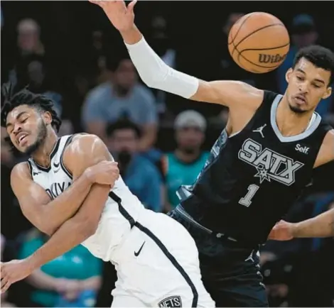  ?? AP ?? Cam Thomas (l.) watched Sunday’s finish against Spurs from bench, prompting some second-guessing of crunch-time lineup.