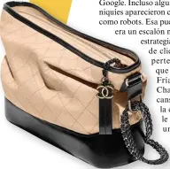  ??  ?? Coco Chanel incorporó la cadena a sus bolsos como innovación que acabó con la dictadura de los bolsos de mano.