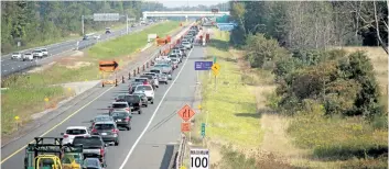  ?? LAURA BARTON/ WELLAND TRIBUNE ?? Traffic heading northbound on Highway 406 came to a standstill during the Wednesday morning commute after a car fire caused Ontario Provincial Police to block the road and divert traffic via the Highway 20 cutoff.