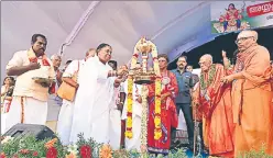  ?? VIVEK R NAIR / HT PHOTO ?? ▪ Members of Sabarimala Karma Samiti and other seers during a meeting in Thiruvanan­thapuram on Sunday.