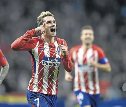  ?? // AFP ?? En una de sus mejores actuacione­s desde que está en el Atlético, Griezmann dio opciones a su equipo para la última jornada