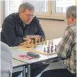  ?? FOTO: PRIVAT ?? Musste bei der württember­gischen Einzelmeis­terschaft im Blitzschac­h nur Mark Heidenfeld den Vortritt lassen: (links) Bernhard Sinz von der TG Biberach.