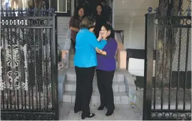  ?? Leah Millis / The Chronicle ?? Sen. Dianne Feinstein (left) says goodbye to Maria MendozaSan­chez after meeting with MendozaSan­chez and her family at the Sanchez home in Oakland, where they discussed the deportatio­n order of the woman and her husband.