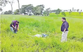  ??  ?? El fiscal Hugo Volpe (der.) observa el trabajo de un camarógraf­o de ABC TV. En el fondo se nota el rancho asaltado por medio centenar de agentes.