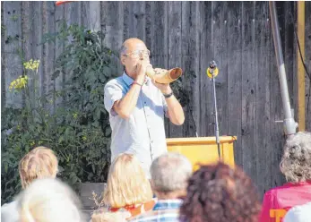  ?? FOTO: WOLFGANG LUTZ ?? Bernhard Bitterwolf gibt mit einem Kuhhorn den Startschus­s für Prediger Hugo Brotzer.