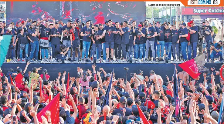  ?? ?? Jugadores y cuerpo técnico de los Zorros festejaron junto a miles de fanáticos rojinegros el segundo título.