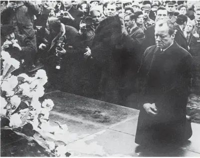  ?? Foto: Caf/afp ?? Ein Ausdruck der Demut und eine Geste, die über Generation­en hinweg haften bleibt: Willy Brandts Kniefall vor 50 Jahren am Warschauer Mahnmal für die Opfer des Aufstands im ehemaligen jüdischen Ghetto.