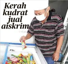  ??  ?? OSMAN melihat bekalan aiskrim yang dijualnya.