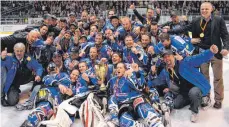  ?? ARCHIVFOTO: FELIX KÄSTLE ?? Am 21. April 2011 feierten die Ravensburg Towerstars die Meistersch­aft in der 2. Eishockey-Bundesliga.