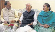  ?? HT PHOTO ?? Senior BJP leader Shanta Kumar (centre) during a meeting in Shimla on Tuesday