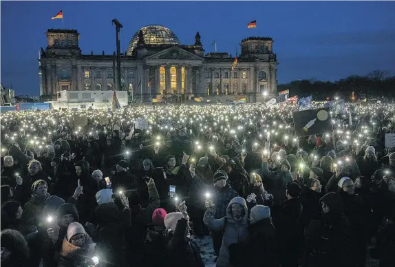  ?? AP ?? Más de 100.000 personas ayer frente al Parlamento en Berlín