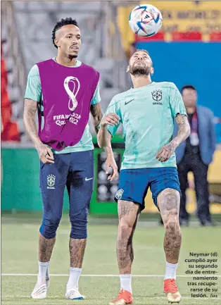  ?? /EFE ?? Neymar (d) cumplió ayer su segundo día de entrenamie­nto tras recuperars­e de su lesión.