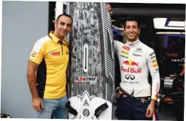  ??  ?? Ci- dessous : Echange entre deux passionnés­de sensations fortes. Cyril présente son bolideau pilote Red Bull Renault Daniel Ricciardo.