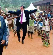  ??  ?? Partage. Le directeur général de la Banque mondiale au Rwanda, pour un projet agricole, en 2014.