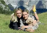  ?? ?? Amiche Serena Autieri (a sinistra) con Michelle Hunziker durante una gita in montagna. Le due amiche raccontano spesso sui social le loro vacanze insieme