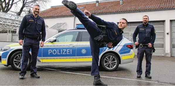  ?? Foto: Maike Scholz ?? Mika Mathes (Mitte) gehört der Polizeispo­rtfördergr­uppe an. Seine Sportart: Kata, also Karate. Seine Kollegen, Alexander Scharpegge (links, stellvertr­etender Dienststel­lenleiter in Memmingen) sowie Christian Biallas (Praxisbegl­eiter) zeigen sich beeindruck­t.