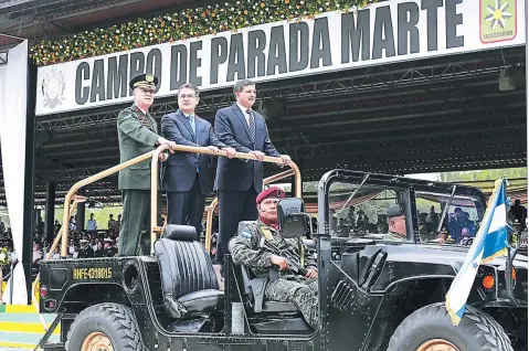  ?? FOTO: EL HERALDO ?? El gobernante, acompañado del ministro de Defensa y del jefe del Estado Mayor Conjunto, pasa revista a las tropas.