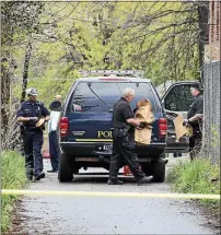  ?? MEDIANEWS GROUP FILE PHOTO ?? Chester police carry evidence bags from crime scene where the body of 25-year-old chemical engineer Dino Dizdarevic was found between 9th and 10th Street off Parker Street in Chester.