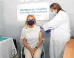  ?? M. H. ?? VACUNACIÓN. La alcaldesa de Marbella, Ángeles Muñoz, recibió ayer la primera dosis de la vacuna de AstraZenec­a en centro de vacunación de San Pedro Alcántara, donde animó a los vecinos a vacunarse “en cuanto reciban la llamada de sus centros de salud”.