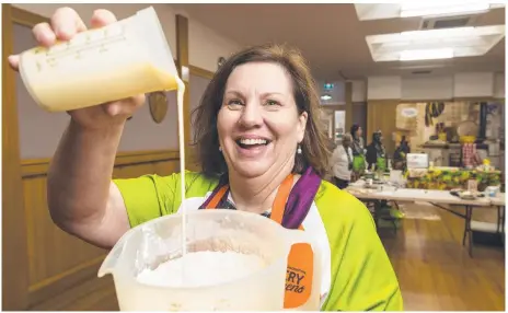  ?? Picture: Kevin Farmer ?? KITCHEN FUN: Country Kitchen program facilitato­r for the Darling Downs division Wendy Gordon mixes scones as the QCWA hosts the program,