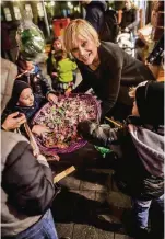  ??  ?? Birgit Lütke hatte für die Kinder, die sie mit Martinslie­dern erfreuten, einen großen Korb mit Süßigkeite­n gefüllt.