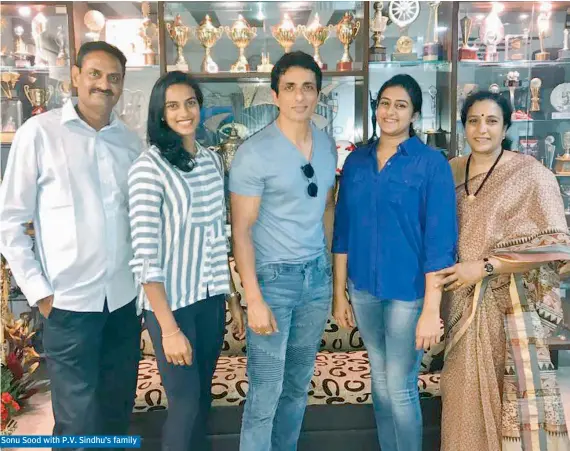 ??  ?? Sonu Sood with P. V. Sindhu’s family