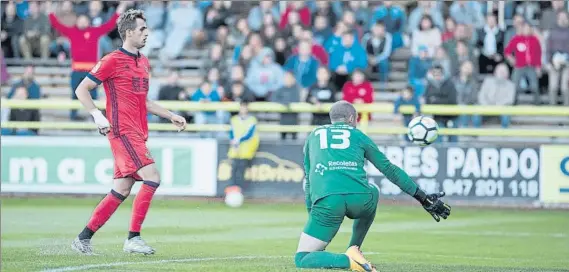  ?? FOTO: JARCHA BURGOSDEPO­RTE.COM ?? Adnan Januzaj, en el instante en el que colaba el balón en la portería defendida por Saizar