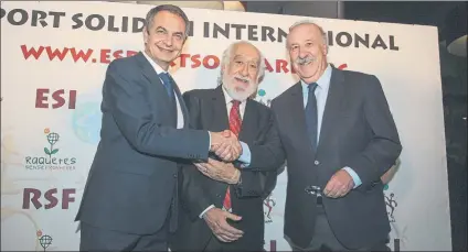  ?? FOTO: ALEX GALLARDO ?? José Luis Rodríguez Zapatero, Josep Maldonado y Vicente Del Bosque se saludan a su llegada a la gala de la Fundació ESI