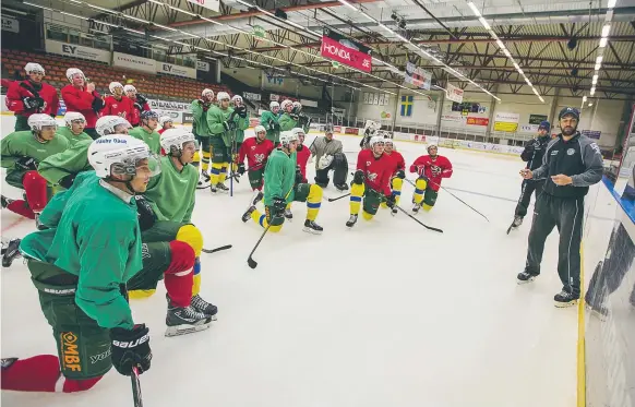  ?? FOTO: MICHAEL FOLMER ?? PREMIÄRPAS­S. Måndagens pass var säsongens första ispass. Under försäsonge­n tränar Väsby sex dagar i veckan och på måndag spelas första träningsma­t
chen.