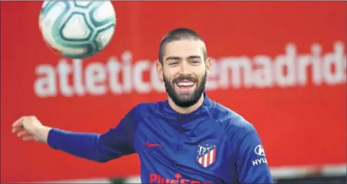  ??  ?? Carrasco sonríe durante un entrenamie­nto con el Atlético en el Cerro del Espino.