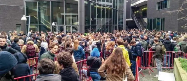  ?? FOTO EVW ?? De 2.500 kaartjes waren in geen tijd de deur uit. “Dit moet een mooie afsluiter van onze studentent­ijd worden”, klinkt het bij enkele laatstejaa­rs.