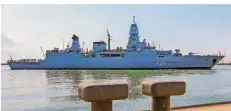  ?? FOTO: ASSANIMOGH­ADDAM/DPA ?? Die Fregatte „Sachsen“auf dem Weg in die Heimat Wilhelmsha­ven: Sie hat bei der Operation „Sophia“Schleuserr­outen überwacht.