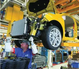  ?? REUTERS ?? Un trabajador de Renault en la planta de Dieppe (Francia)